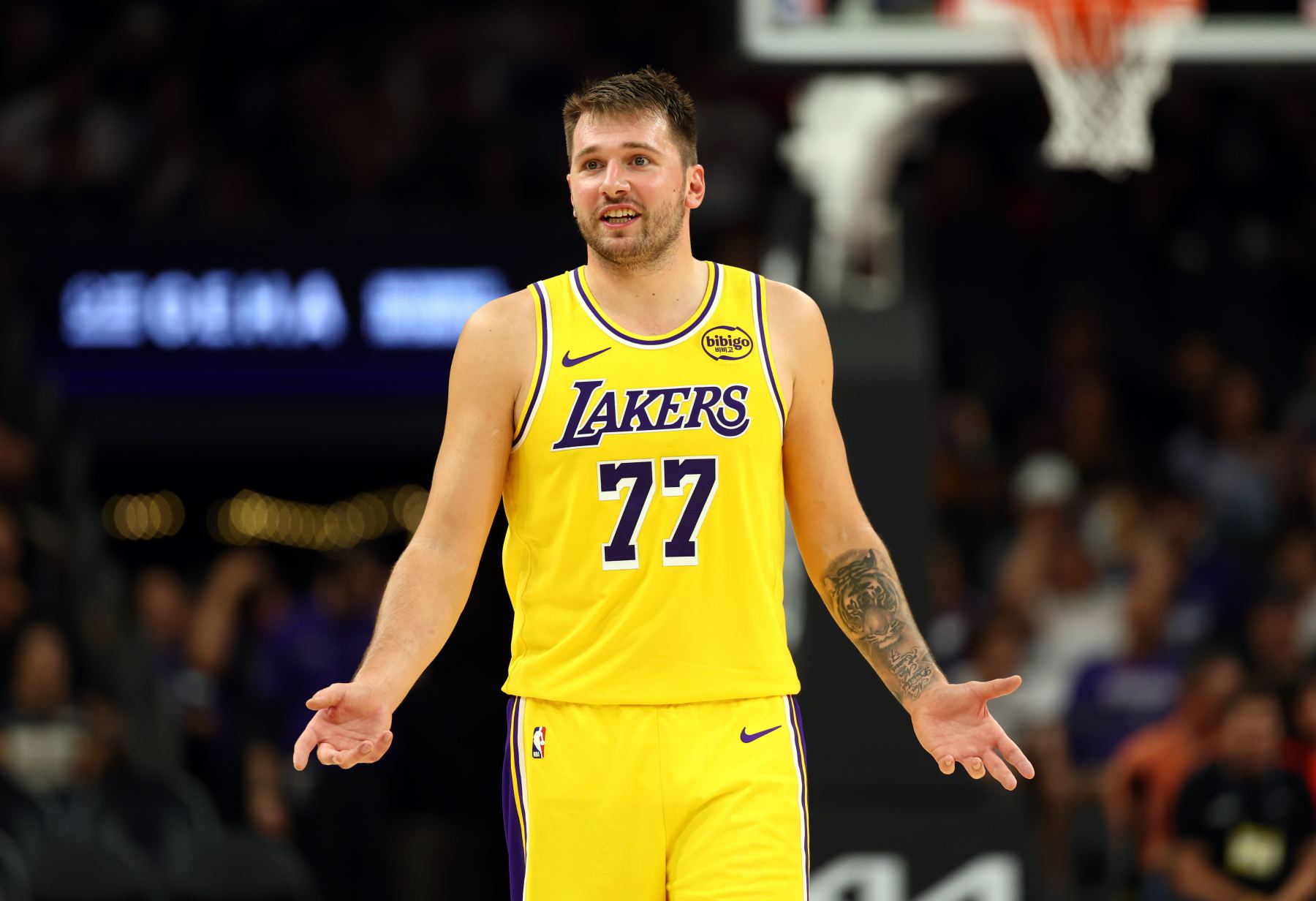 ¡Ataque y defensa integrados! Doncic anotó 22 puntos, 6 rebotes, 7 asistencias, 3 intercepciones y 2 tapones en la mitad.